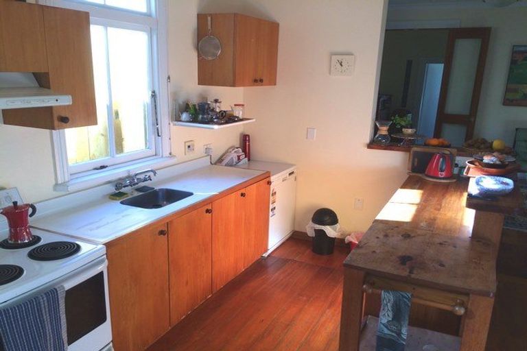 Photo of property in 100 Rolleston Street, Mount Cook, Wellington, 6021