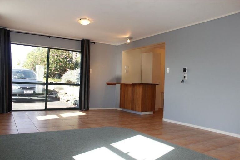 Photo of property in 14 Lilburn Crescent, Massey, Auckland, 0614
