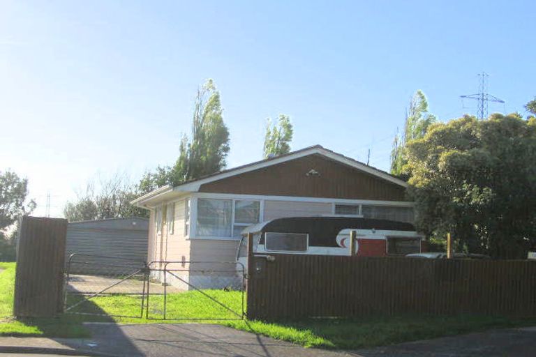 Photo of property in 15 Pesaro Place, Clover Park, Auckland, 2023