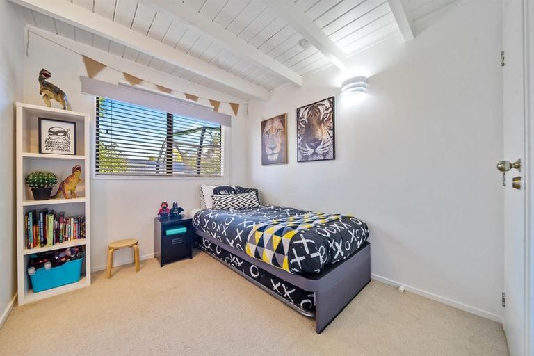 Photo of property in 2/31 Kiteroa Terrace, Rothesay Bay, Auckland, 0630