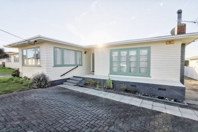 Photo of property in 6 Marlene Avenue, Te Atatu South, Auckland, 0610