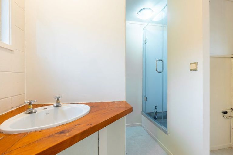 Photo of property in 2/90 Browns Bay Road, Rothesay Bay, Auckland, 0630