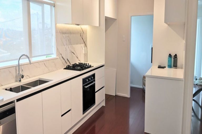 Photo of property in 2/15 Merton Avenue, Glenfield, Auckland, 0627