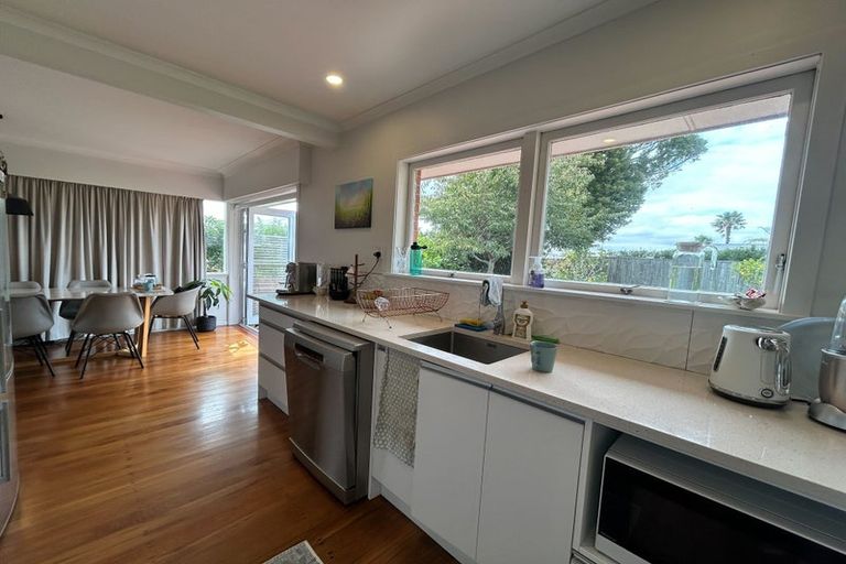 Photo of property in 33 Pupuke Road, Birkenhead, Auckland, 0627