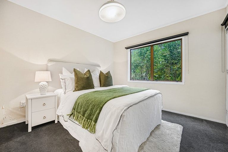 Photo of property in 28 Grassmere Road, Henderson Valley, Auckland, 0612