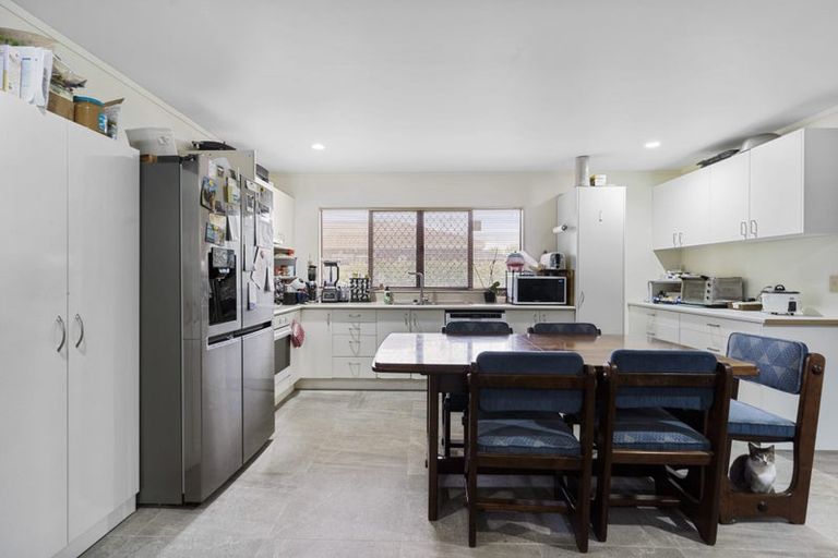 Photo of property in 11f Sturges Road, Henderson, Auckland, 0612