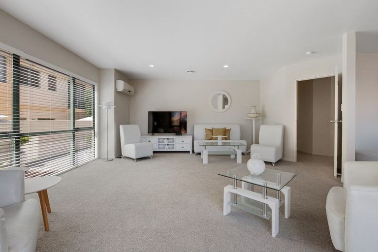 Photo of property in 32 Parkwood Crescent, Gulf Harbour, Whangaparaoa, 0930
