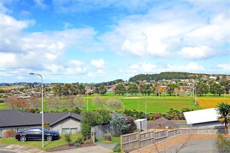 Photo of property in 17 Bob Craig Place, Pukekohe, 2120