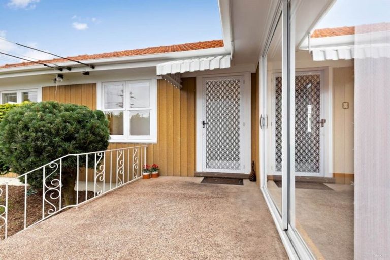 Photo of property in 14 Taikata Road, Te Atatu Peninsula, Auckland, 0610