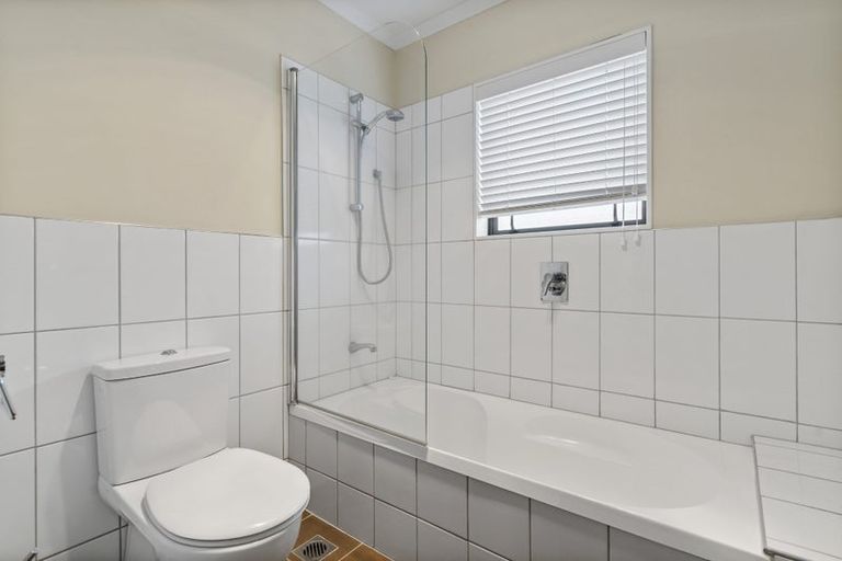 Photo of property in 28 Ina Ville Drive, Pukekohe, 2120