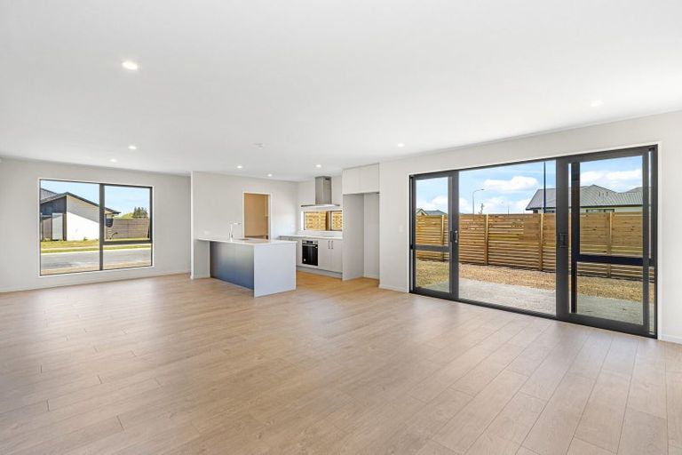 Photo of property in 13 Vista Crescent, Maoribank, Upper Hutt, 5018