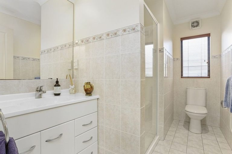 Photo of property in 8 Waimanu Bay Drive, Te Atatu Peninsula, Auckland, 0610