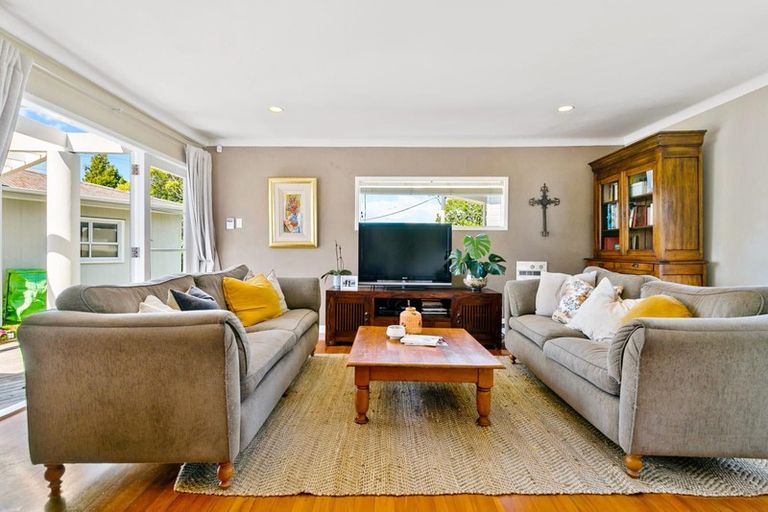 Photo of property in 33 Covil Avenue, Te Atatu South, Auckland, 0610