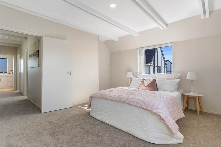 Photo of property in 1/13 Challen Close, Conifer Grove, Takanini, 2112