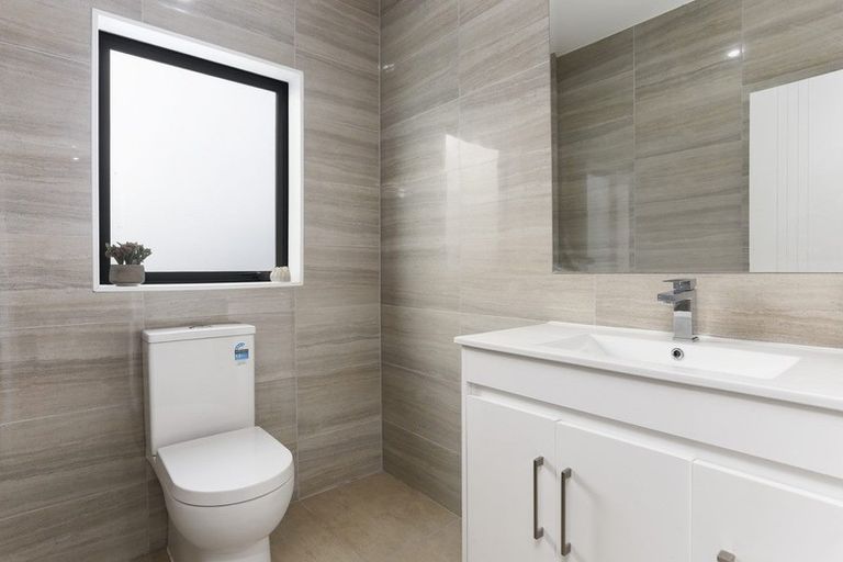 Photo of property in 4225d Great North Road, Glendene, Auckland, 0602