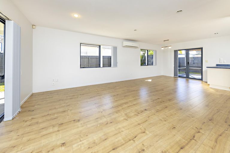 Photo of property in 2 Braeburn Place, Takanini, 2112