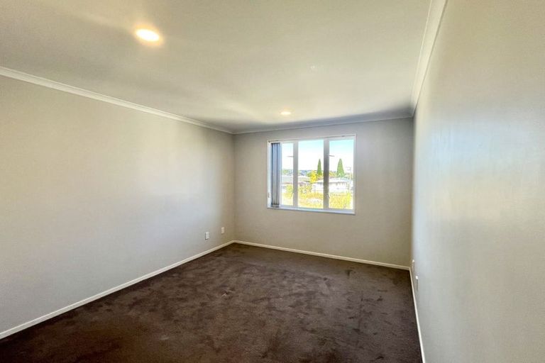 Photo of property in 21 Stitchbird Crescent, Papakura, 2110