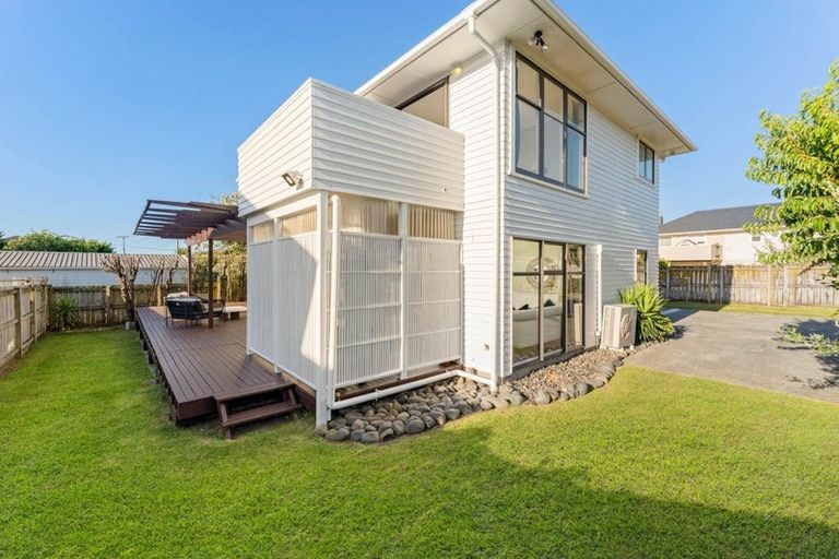 Photo of property in 28 London Street, Te Atatu Peninsula, Auckland, 0610