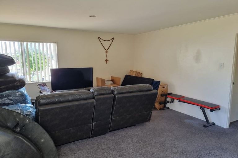 Photo of property in 18 Athena Drive, Totara Vale, Auckland, 0629