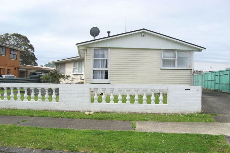 Photo of property in 42 Convair Crescent, Mangere, Auckland, 2022