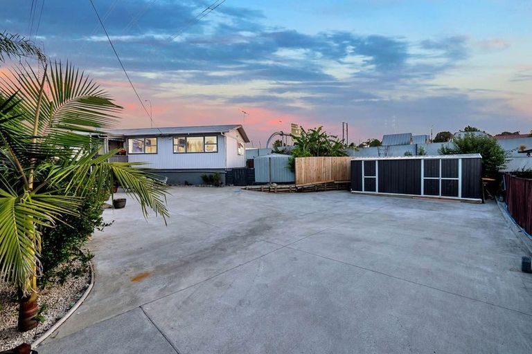 Photo of property in 33 Huruhuru Road, Massey, Auckland, 0614