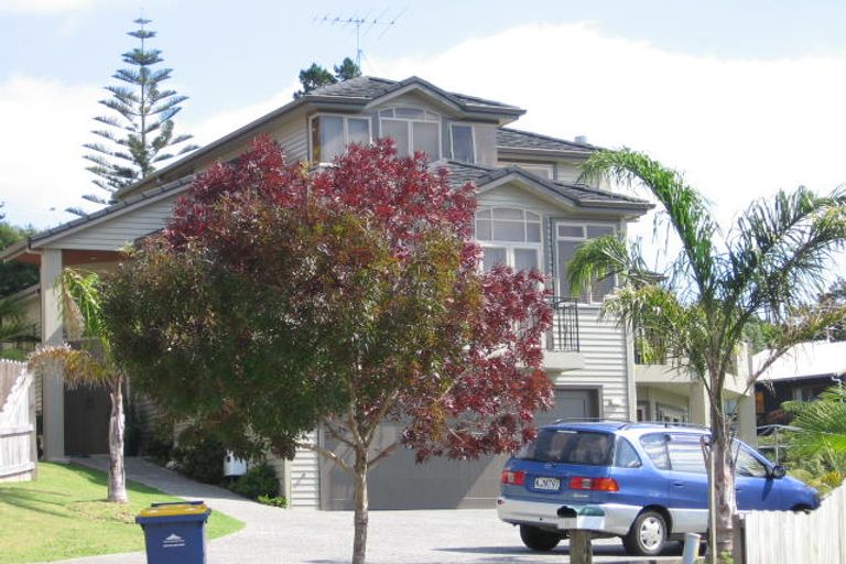 Photo of property in 9 Greenleaf Way, Northcross, Auckland, 0630