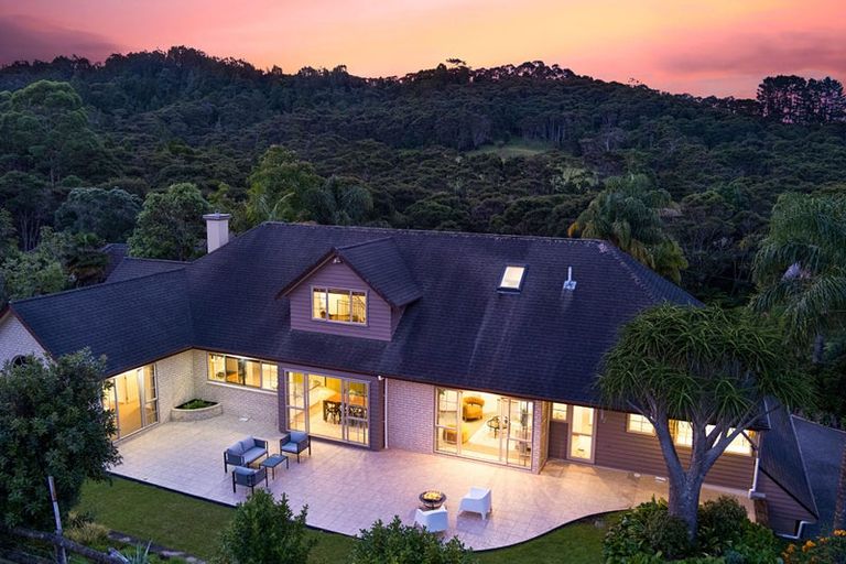 Photo of property in 3 Napuka Road, Henderson Valley, Auckland, 0612