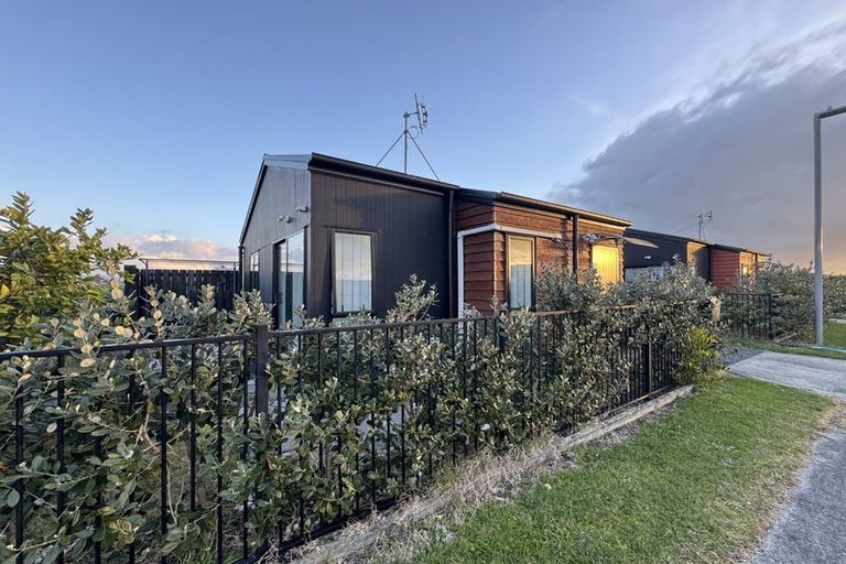 Photo of property in 12 Honour Road, Papakura, 2110