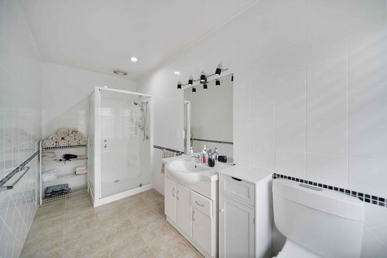 Photo of property in 16 Len Garlick Place, Pahurehure, Papakura, 2113