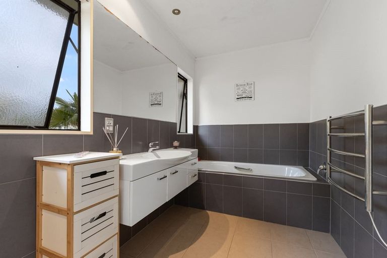 Photo of property in 29 Kennedy Avenue, Forrest Hill, Auckland, 0620