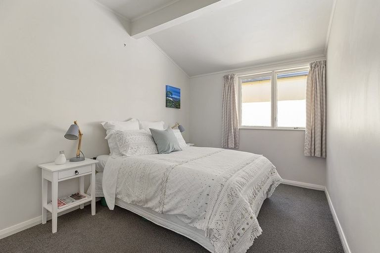 Photo of property in 137 Apu Crescent, Lyall Bay, Wellington, 6022