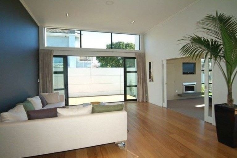 Photo of property in 21 Paeroa Street, Riccarton, Christchurch, 8041