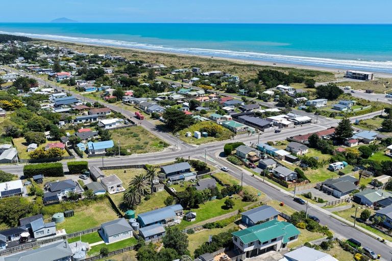 Photo of property in 124 Park Avenue, Waitarere Beach, Levin, 5510