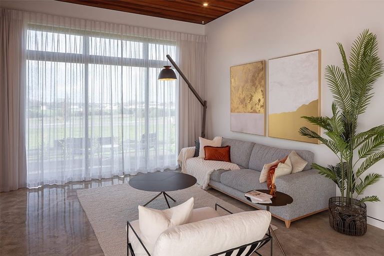 Photo of property in 70 Oak Road, Poraiti, Napier, 4112