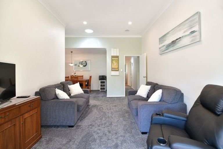 Photo of property in 4 Grovenor Drive, Orewa, 0931