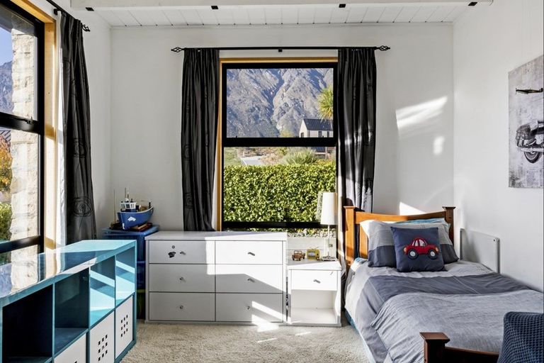 Photo of property in 10 Arran Lane, Jacks Point, Queenstown, 9371