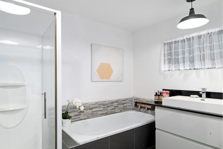 Photo of property in 1/2c Sunnynook Road, Sunnynook, Auckland, 0620