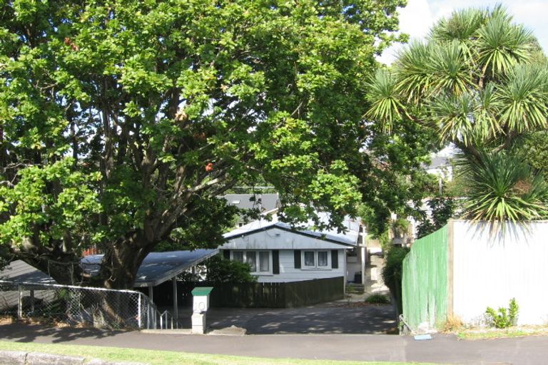 Photo of property in 2/10 William Bond Street, Stanley Point, Auckland, 0624