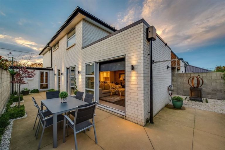 Photo of property in 142 Holly Road, St Albans, Christchurch, 8014