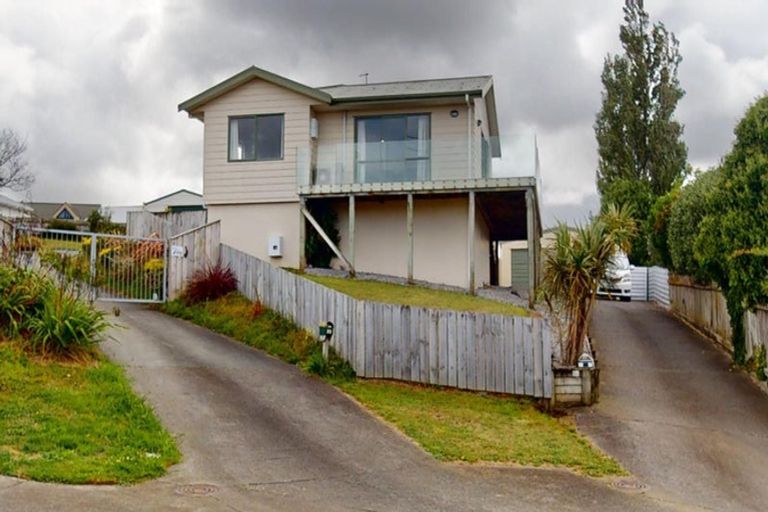 Photo of property in 24 Lydia Place, Kelvin Grove, Palmerston North, 4414