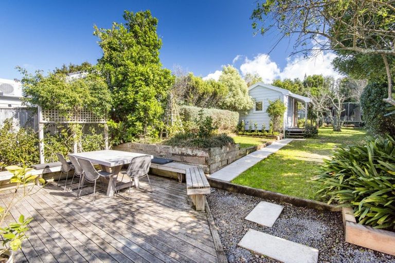 Photo of property in 27 William Bond Street, Stanley Point, Auckland, 0624