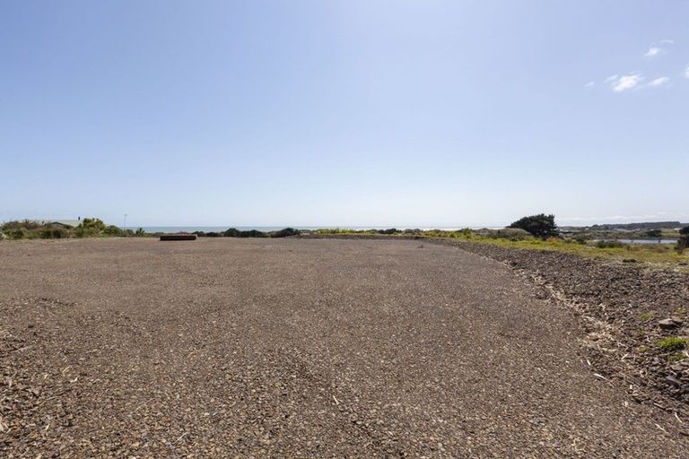 Photo of property in 53a Reay Mackay Grove, Waikawa Beach, Manakau, 5573