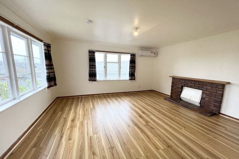 Photo of property in 13 Netherlands Avenue, Kelston, Auckland, 0602