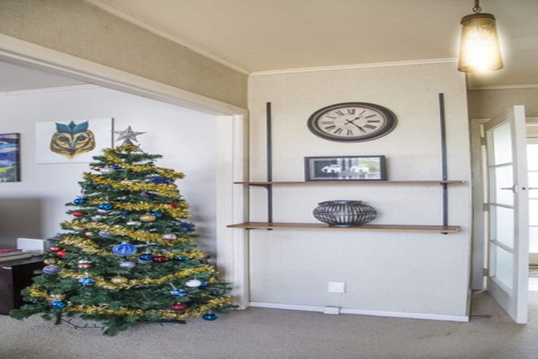 Photo of property in 102 Bond Crescent, Forrest Hill, Auckland, 0620