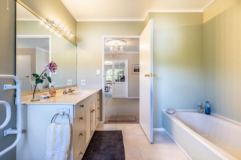 Photo of property in 10 Rosebank Grove, Waikanae, 5036