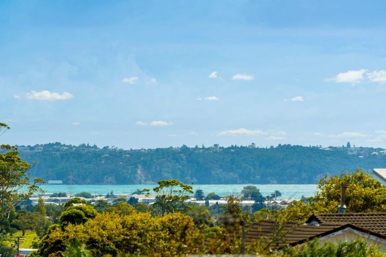 Photo of property in 22 Tokai Place, Glen Eden, 0602