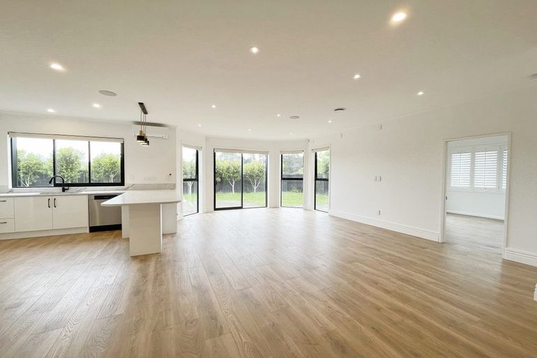 Photo of property in 3 Ballintra Close, Pinehill, Auckland, 0632