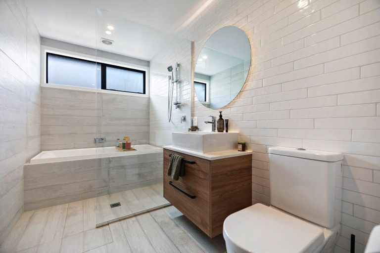 Photo of property in 12 Howden Drive, Jacks Point, 9371