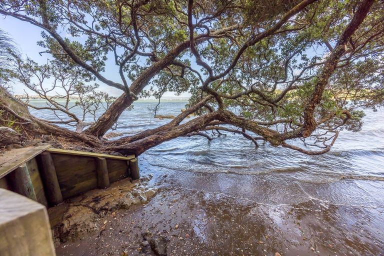 Photo of property in 74 Queen Street, Northcote Point, Auckland, 0627