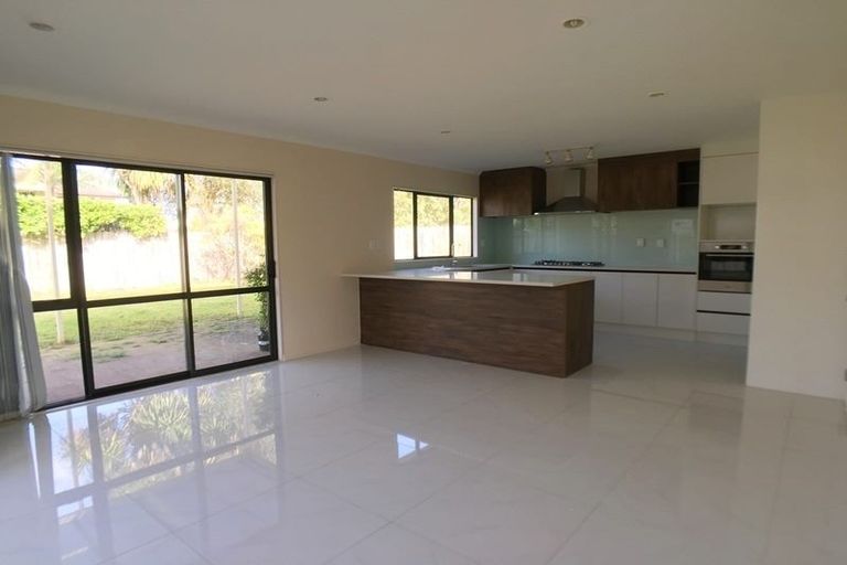 Photo of property in 32 Riverstone Road, Te Atatu Peninsula, Auckland, 0610
